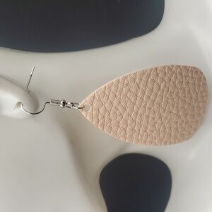 E955 sand dune leather earrings‎ nwt